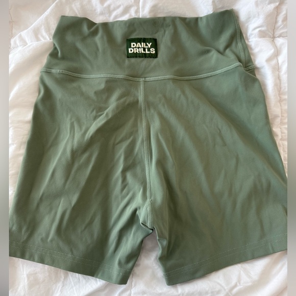 Daily Drills Green Biker Shorts Size Medium - Picture 2 of 3